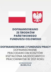 Plakat Dofinansowano ze środków państwowego funduszu celowego. Umieszczono na nim flagę oraz godło Polski. Na plakacie znajduje się informacja o treści: Dofinansowanie z funduszu pracy. Dofinansowanie pracodawcom kosztów kształcenia młodocianych pracowników w 2021 roku.