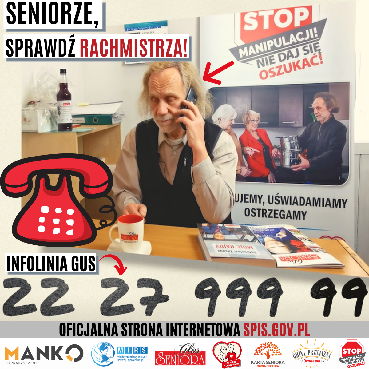 Na obrazku znajduje się senior z telefonem w ręku stojący przy ladzie, na której stoi kubek oraz leżą gazety. Na infografice widnieje czerwony telefon. Oraz treści. Seniorze, sprawdź rachmistrza. Stop manipulacji, nie daj się oszukać Podano też nr na infolinię : 22 27 999 99. Oficjalna strona internetowa spis.gov.pl