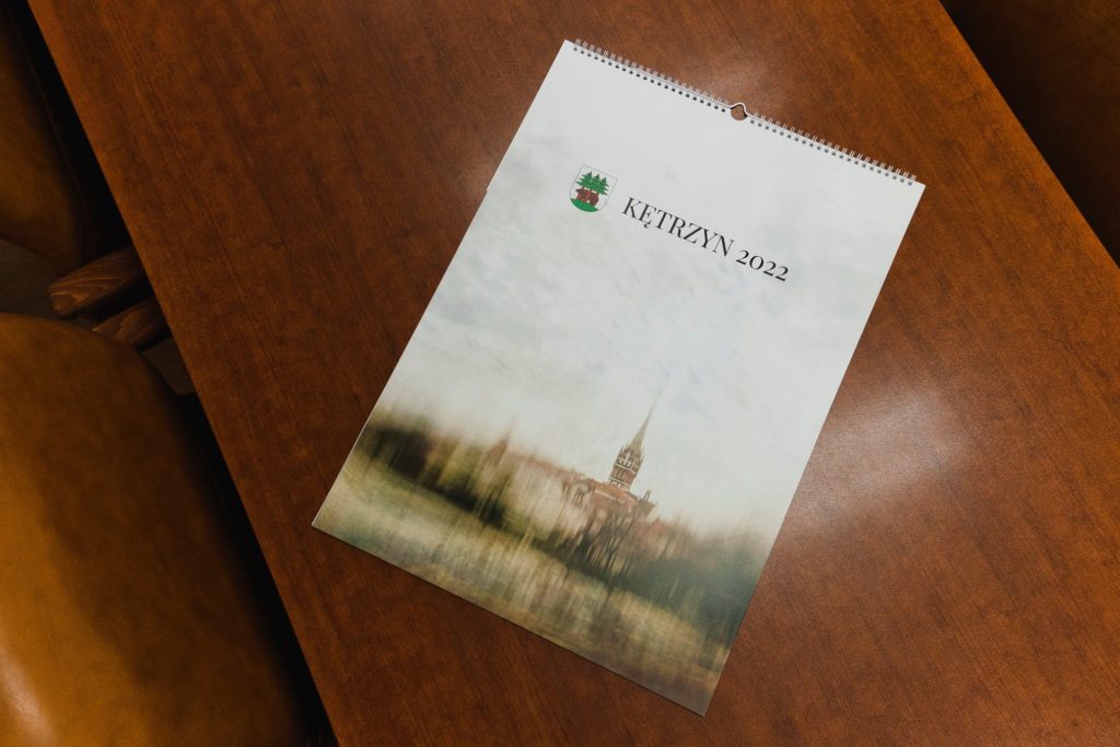 🎉 ‼ Miejski kalendarz KĘTRZYN 2022 już w sprzedaży ‼🎉 W tym wydaniu zobaczycie zdjęcia autorstwa naszej kętrzynianki Krystyny Horbaczewskiej, która ma iście niezwykłe spojrzenie na nasze miasto i uwiecznia je na pięknych, niekiedy abstrakcyjnych fotografiach.  📷 Pani Krystyna należy do Kętrzyńskiej Grupy Fotograficznej Kętrzyńska Fotograficzna Grupa Wsparcia 